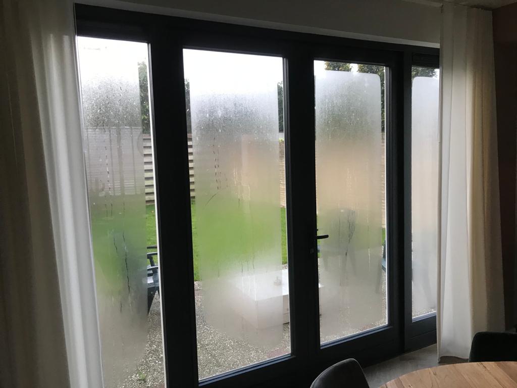 Dubbele achterdeur met condensvorming op het glas aan de buitenzijde