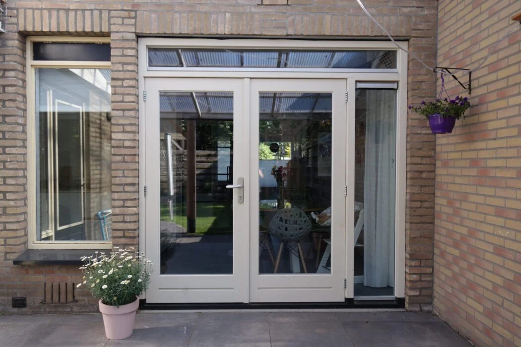 Foto dubbele buitendeur met zijlicht rechts en bovenlicht