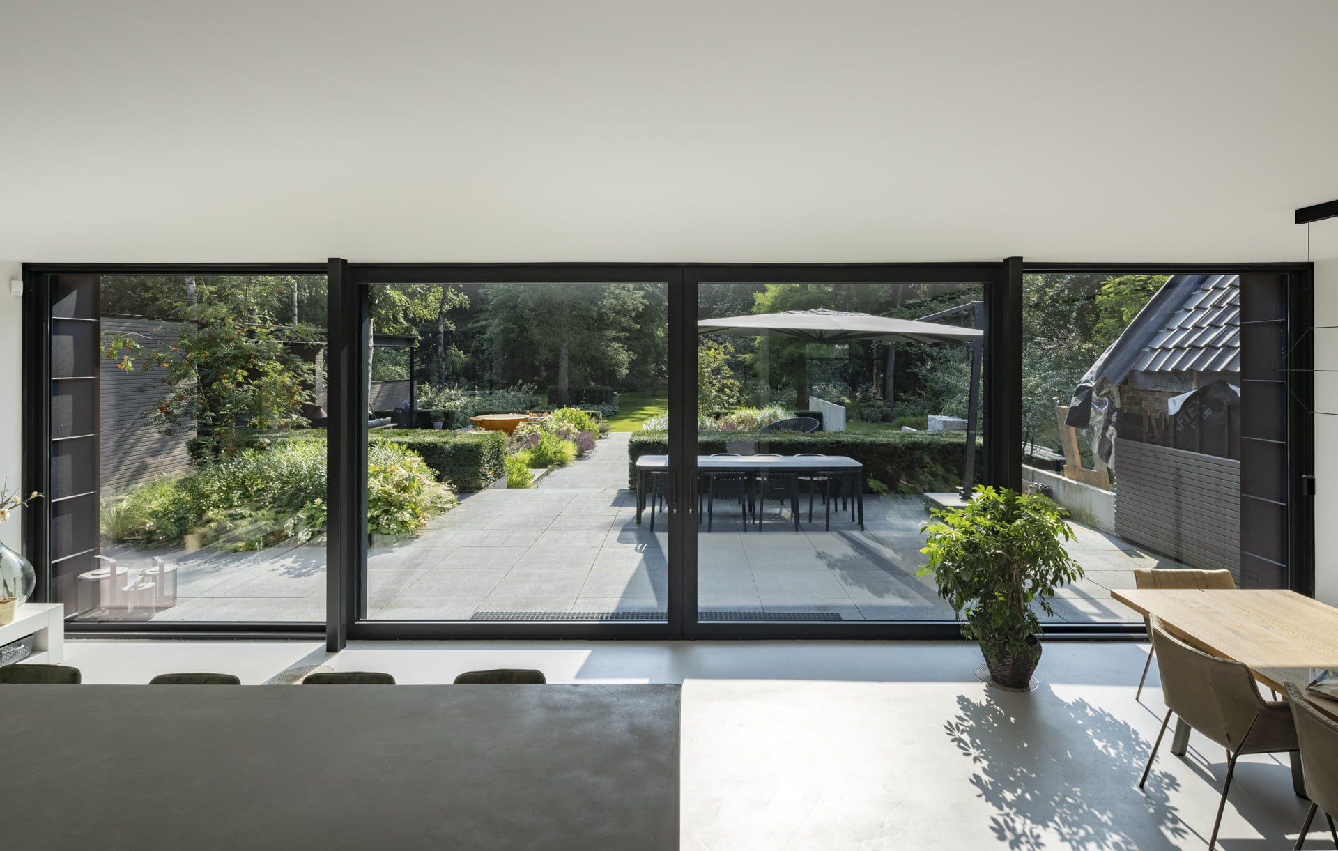 Binnenaanzicht van Aluprof aluminium schuifpui met slank profiel en grote glasvlakken voor maximale lichtinval – Toelevering Online